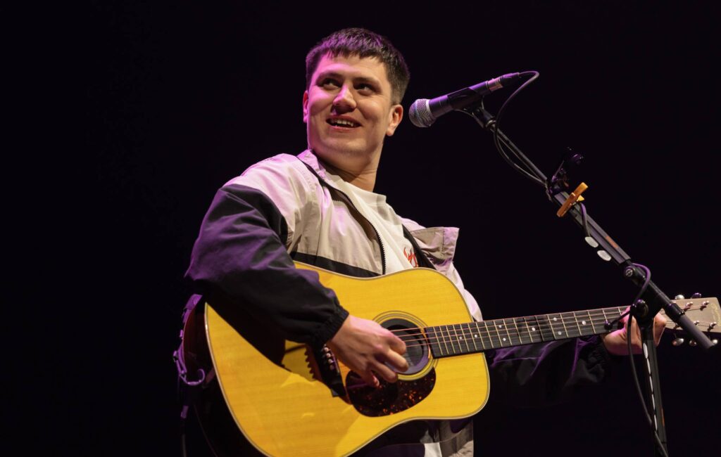 Aaron Rowe, ex gruppo di sostegno di Ed Sheeran, afferma che la rabbia dovrebbe essere rivolta a "persone del calibro di Robert Kraft" e alle "lobby sioniste"