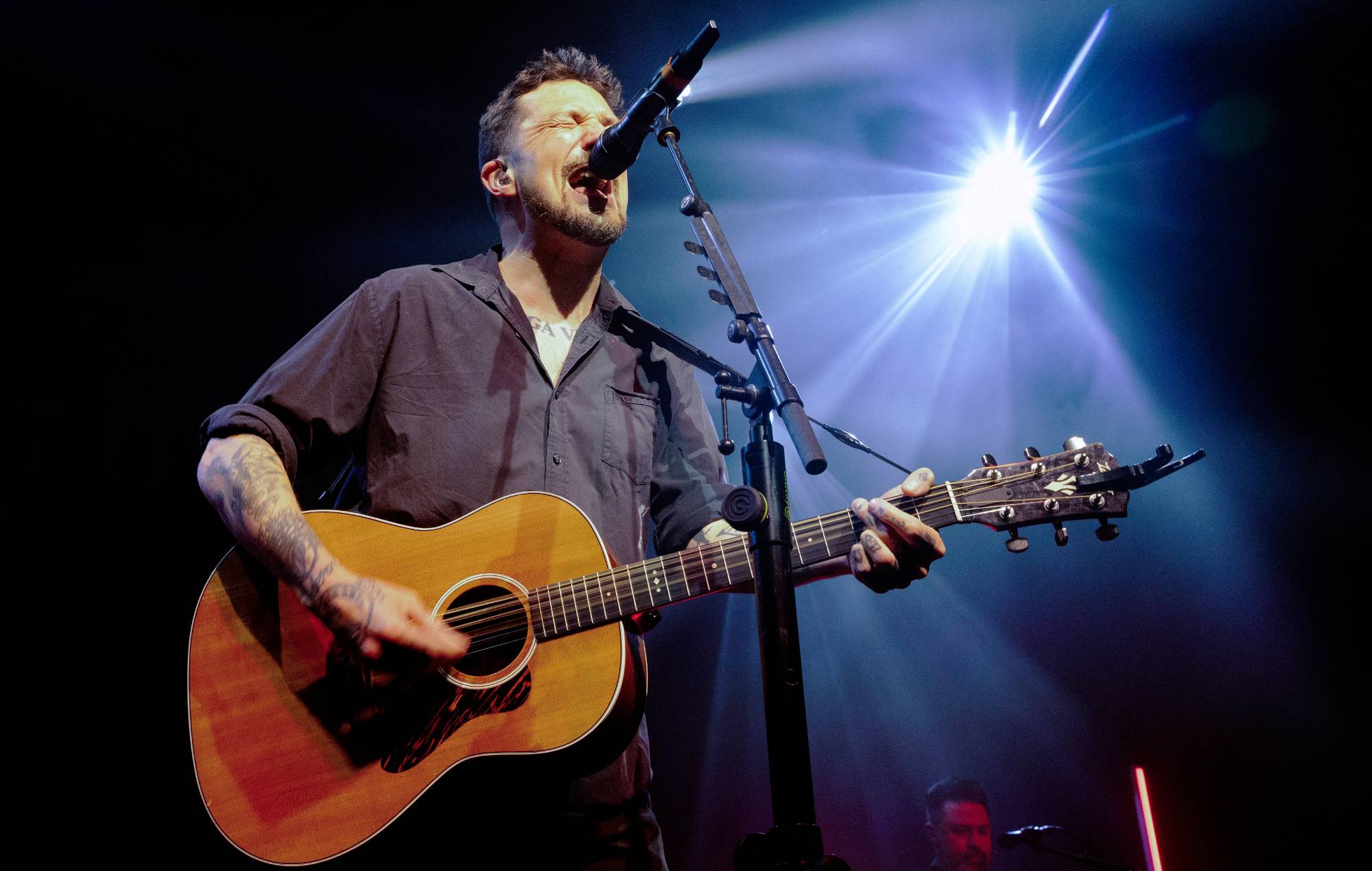 Frank Turner annuncia la pausa dal tour dopo l'ultimo Lost Evenings: "Non so sinceramente quando suonerò di nuovo"