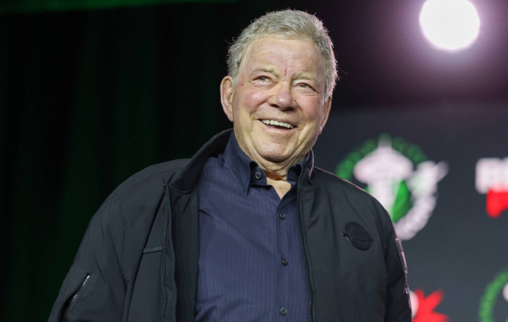 Guarda William Shatner, 95 anni, fare il suo debutto dal vivo con l'heavy metal con cover di Ozzy Osbourne, Metallica e Motörhead