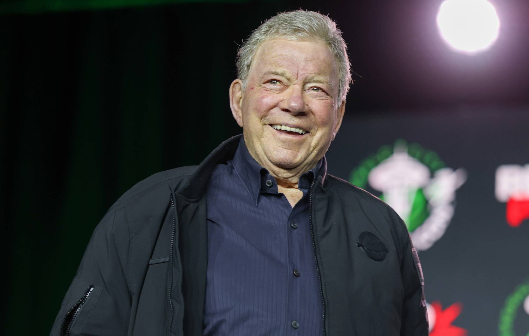 Guarda William Shatner, 95 anni, fare il suo debutto dal vivo con l'heavy metal con cover di Ozzy Osbourne, Metallica e Motörhead
