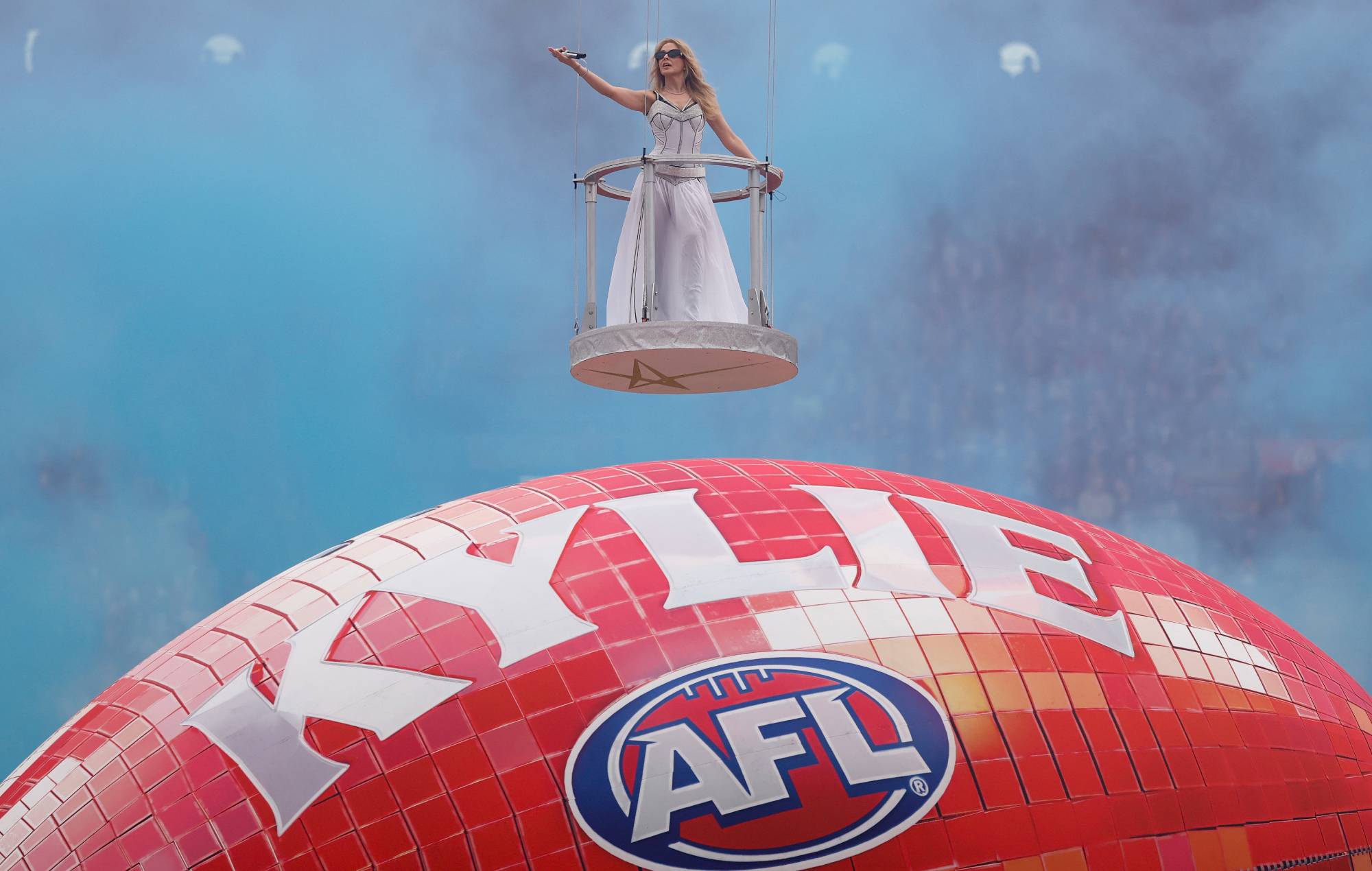Guarda l'epica performance di Kylie Minogue dalla AFL Grand Final