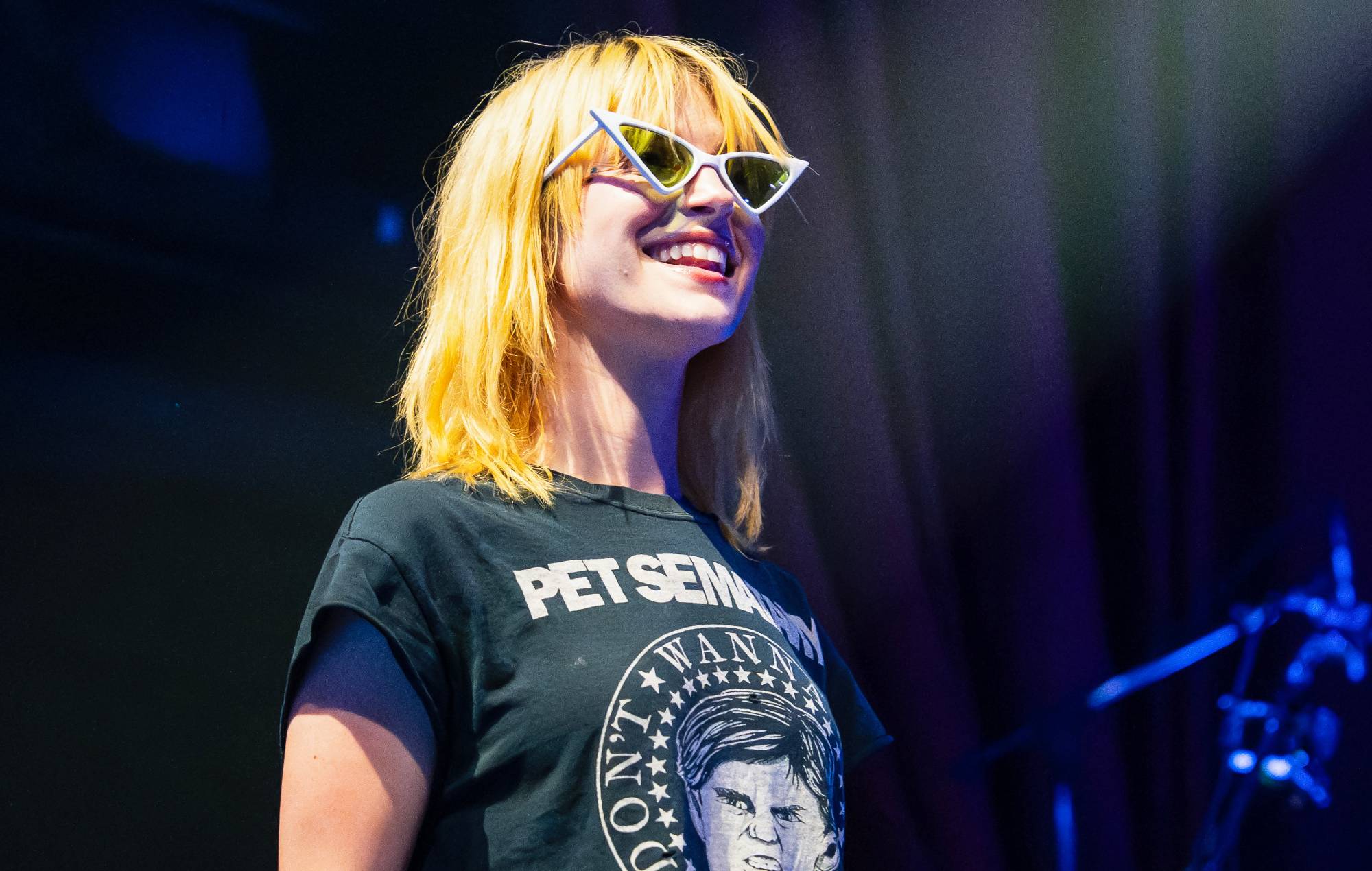 Hayley Williams mostra solidarietà inserendo gli artisti di supporto che hanno lasciato il tour di Ed Sheeran nella playlist pre-spettacolo