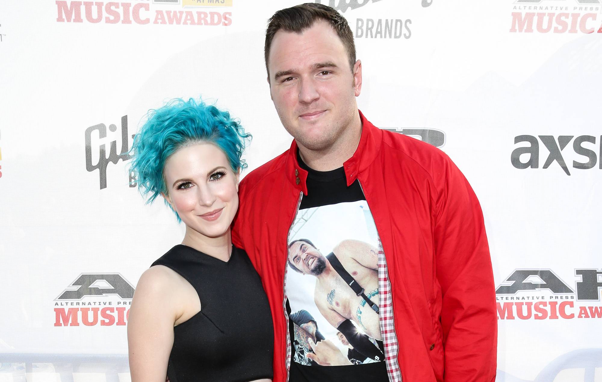 Hayley Williams rende omaggio al defunto ex marito, il chitarrista dei New Found Glory Chad Gilbert: "La sua influenza e il suo atteggiamento hanno guidato il genere in avanti"