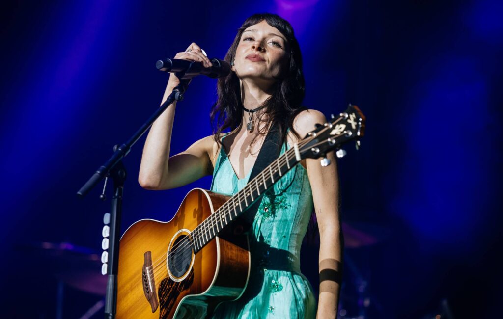 Holly Humberstone cancella il tour europeo dopo che un membro del gruppo in tournée ha subito "un'emergenza medica grave e pericolosa per la vita"