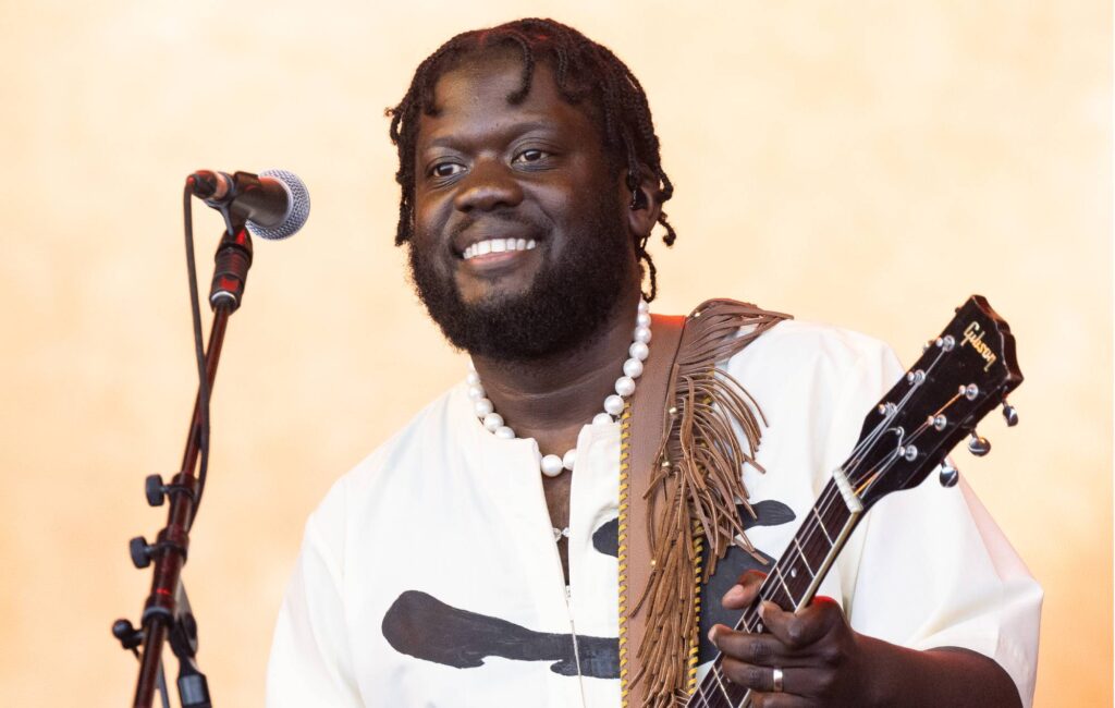 Michael Kiwanuka annuncia il nuovo album 'FUDGE' dopo aver subito un ictus: "Sto combattendo alcuni problemi di salute che mi ostacolerebbero pesantemente nel fare musica"