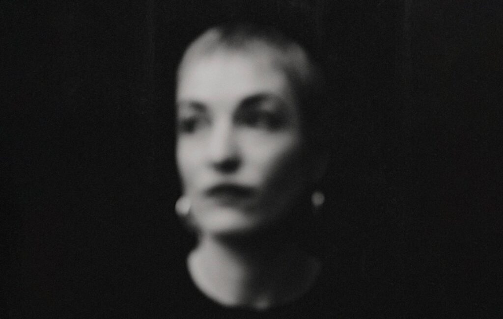 Radie Peat dei Lankum annuncia l'album di debutto da solista "No Human Tongue Can Tell" con il nuovo emozionante singolo "The Moon and Stars"