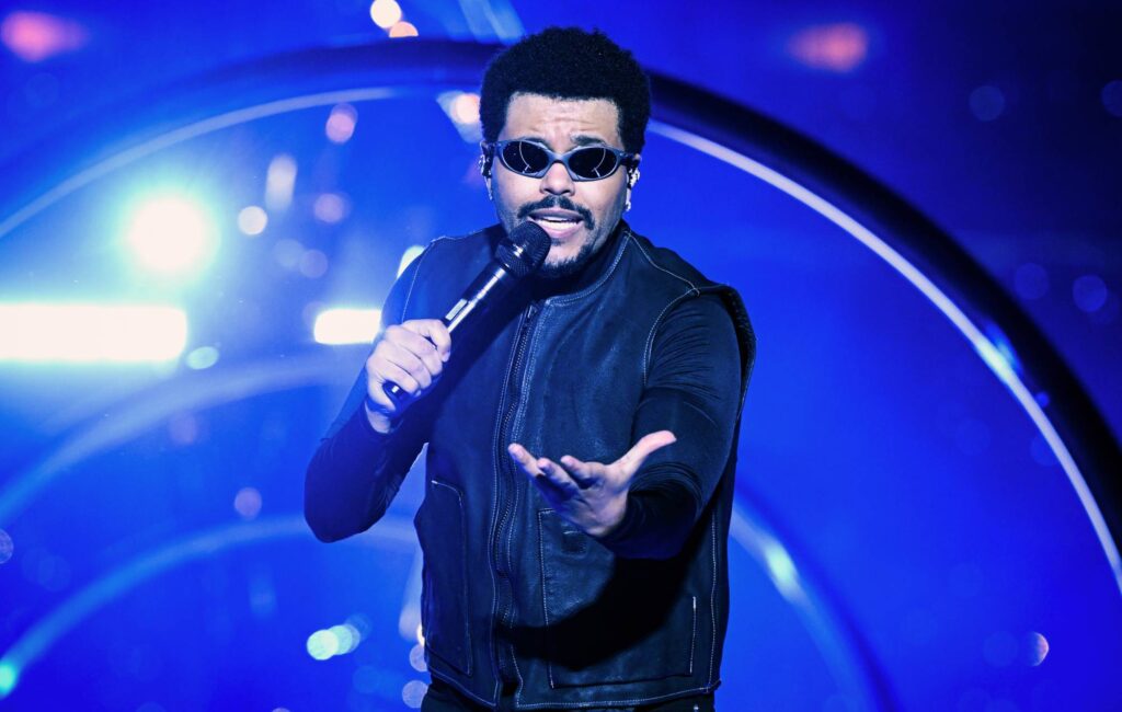 The Weeknd debutta con Yoko Takahashi con la nuova canzone "Tokyo" campionando l'anime mentre dà il via al tour asiatico