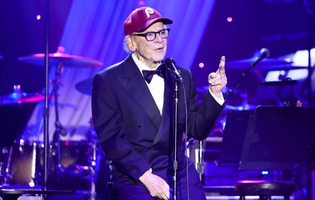 Art Garfunkel rinvia il tour nel Regno Unito dopo che gli è stata diagnosticata un'infezione respiratoria