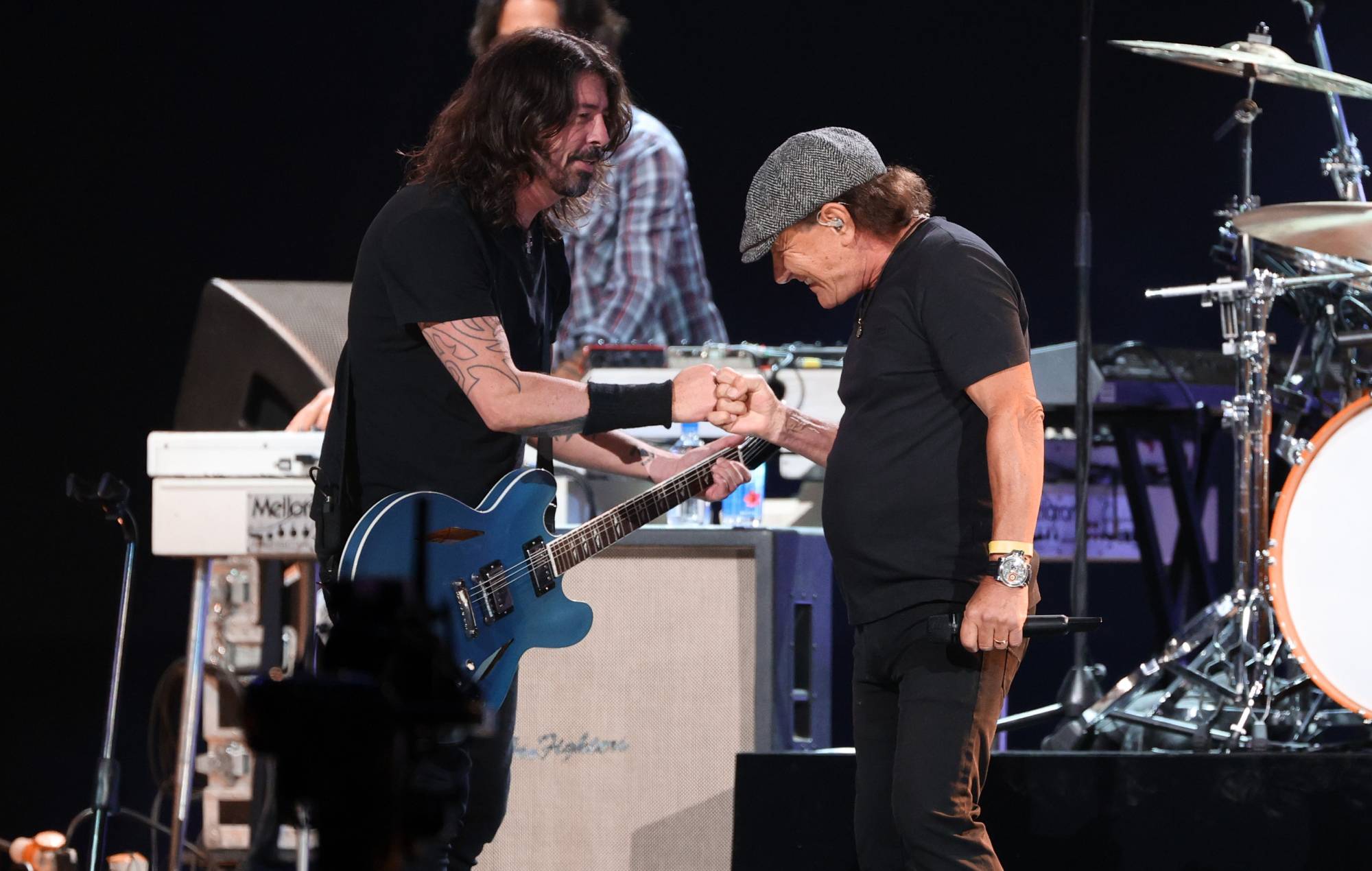 Guarda Dave Grohl unirsi agli AC/DC per "Highway To Hell" allo spettacolo finale del tour "Power Up".