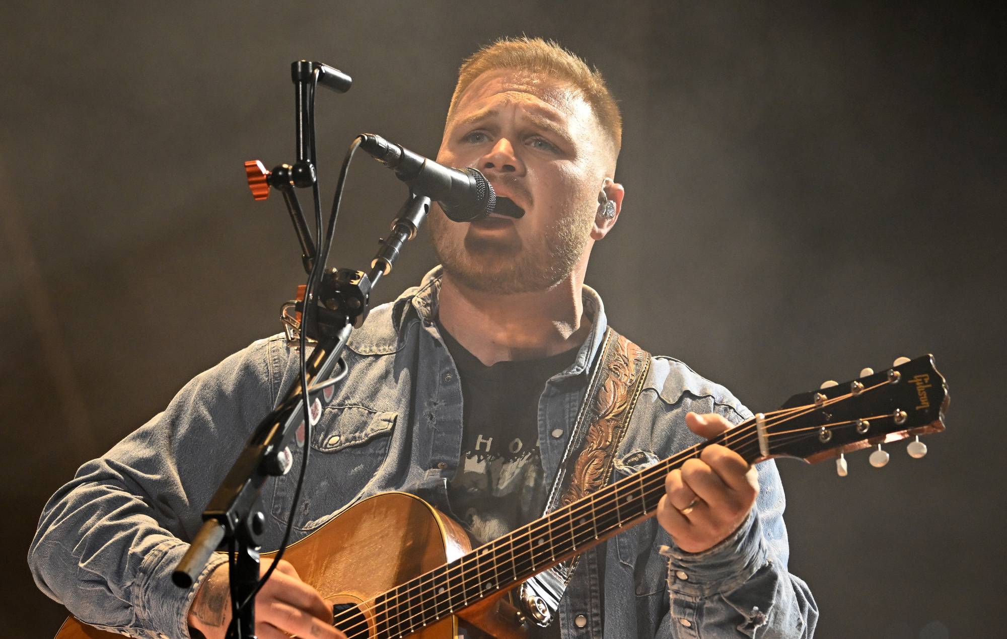 Zach Bryan indossa la maglietta "Free Palestine" al Gillette Stadium dopo la lite tra Robert Kraft e Macklemore